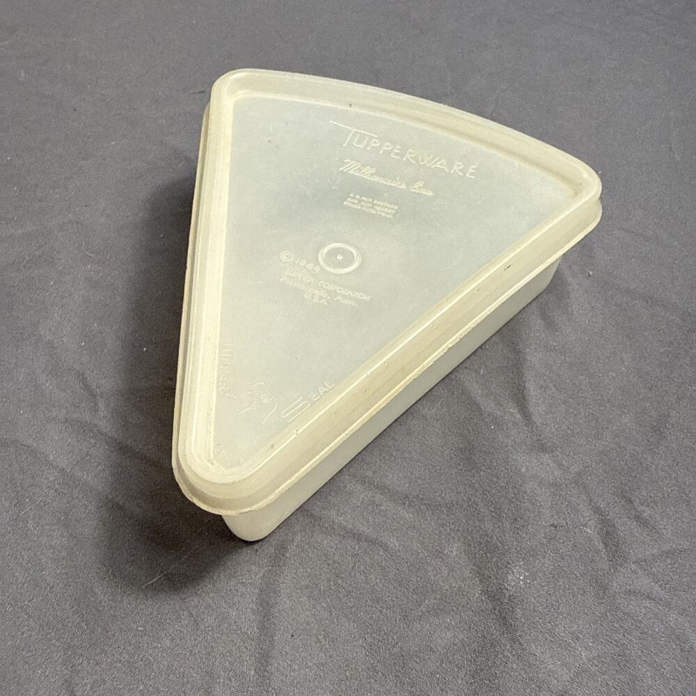 Vintage 1954 Tupperware Millionaire Line Pie Slice Keeper 268-4